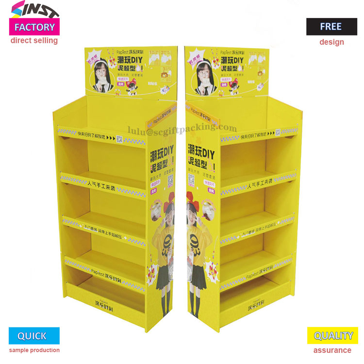 సూపర్ మార్కెట్‌లోని చిన్న పసుపు కార్డ్‌బోర్డ్ డిస్‌ప్లే రాక్ మంటల్లో ఉంది!