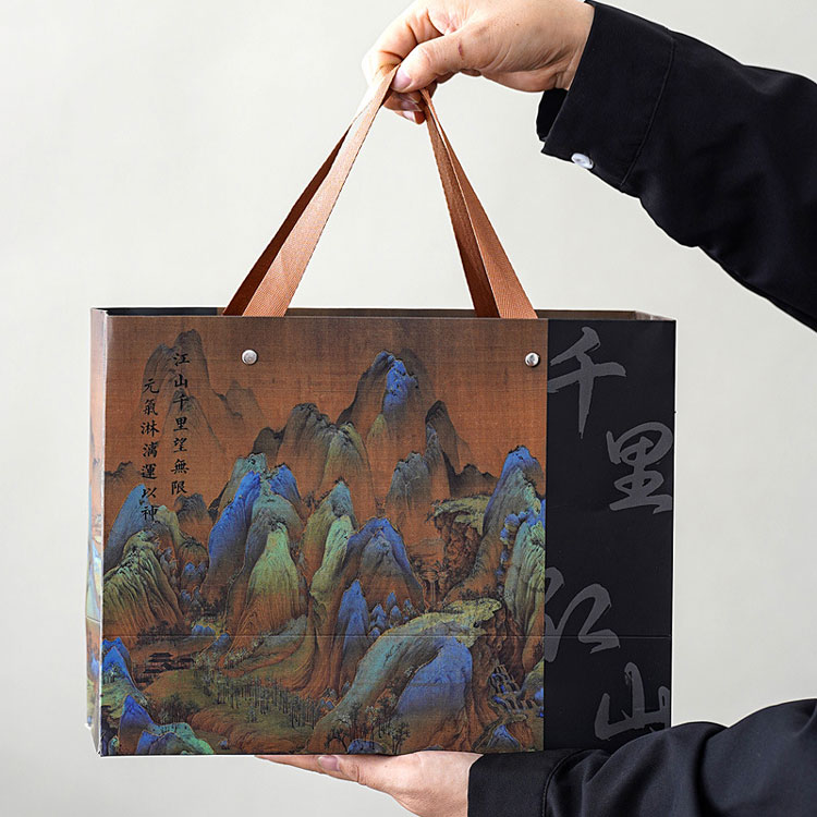 పర్వతాలు మరియు నదుల స్ఫూర్తితో నిండిన సిరామిక్ మగ్ గిఫ్ట్ బాక్స్- దానిని మీ చేతుల్లో పట్టుకోవడం వెచ్చదనాన్ని కలిగిస్తుంది.